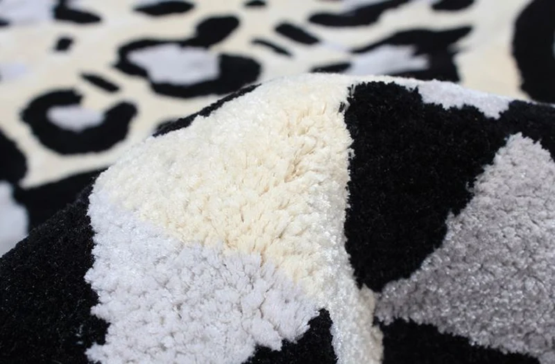 Casa Padrino Luxus Teppich mit Leoparden Design Grau / Creme / Schwarz 160 x 230 cm - Rechteckiger Wohnzimmer Teppich - Moderner Schlafzimmer Teppich - Luxus Interior - Luxus Qualität
