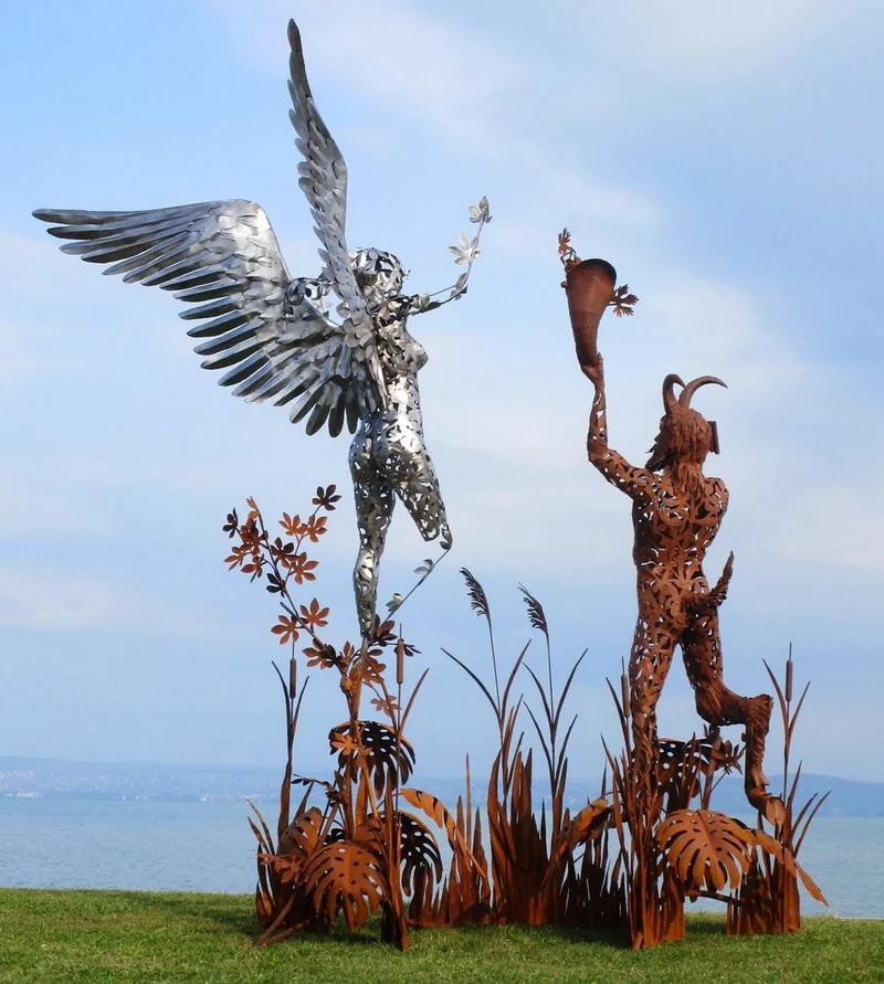 Casa Padrino Luxus Deko Skulptur Engel und Pan Rost / Silber 325 x 173 x H. 370 cm - Riesige Metall Skulptur - Riesige Garten Deko Figur - Garten Skulpturen - Metall Skulpturen