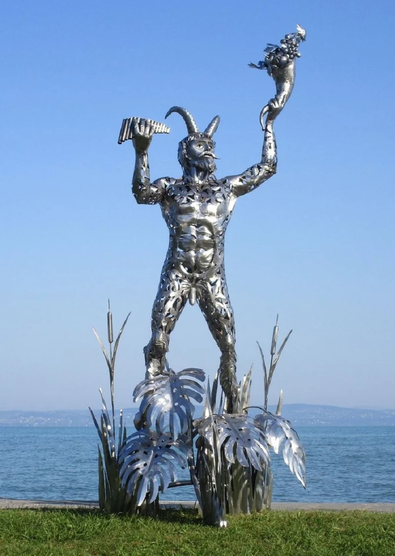 Casa Padrino Luxus Deko Skulptur Pan Silber 125 x 126 x H. 295 cm - Riesige Edelstahl Skulptur - Riesige Garten Deko Figur - Garten Skulpturen - Metall Skulpturen