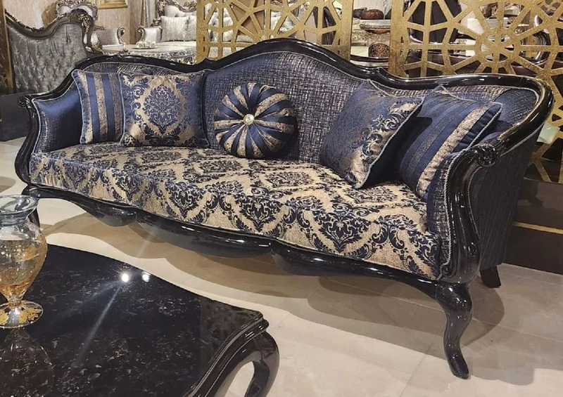 Casa Padrino Luxus Barock Wohnzimmer Sofa mit Muster Gold / Blau / Schwarz - Handgefertigtes Barockstil Sofa - Luxus Wohnzimmer Möbel im Barockstil - Barock Möbel - Edel & Prunkvoll