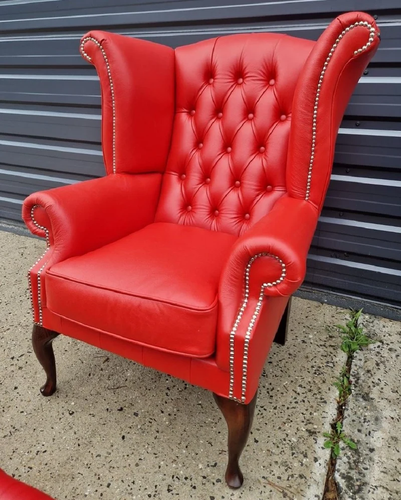 Casa Padrino Luxus Chesterfield Ohrensessel Rot / Dunkelbraun 98 x 90 x H. 110 cm - Echtleder Chesterfield Wohnzimmer Sessel - Wohnzimmer Möbel - Chesterfield Möbel - Luxus Leder Möbel