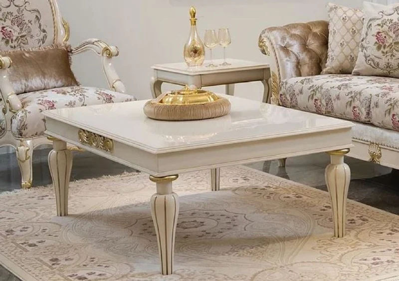 Casa Padrino Luxus Barock Wohnzimmer Set Creme / Rosa / Weiß / Gold - 2 Sofas & 2 Sessel & 1 Couchtisch - Handgefertigte Wohnzimmer Möbel im Barockstil - Edel & Prunkvoll