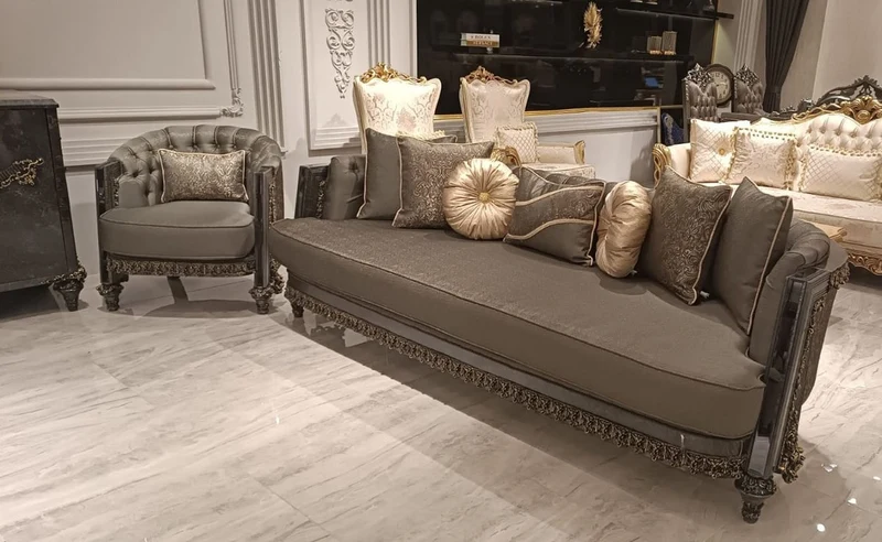 Casa Padrino Luxus Barock Wohnzimmer Sofa Grau / Gold - Handgefertigtes Barockstil Sofa - Luxus Wohnzimmer Möbel im Barockstil - Prunkvolle Barock Möbel