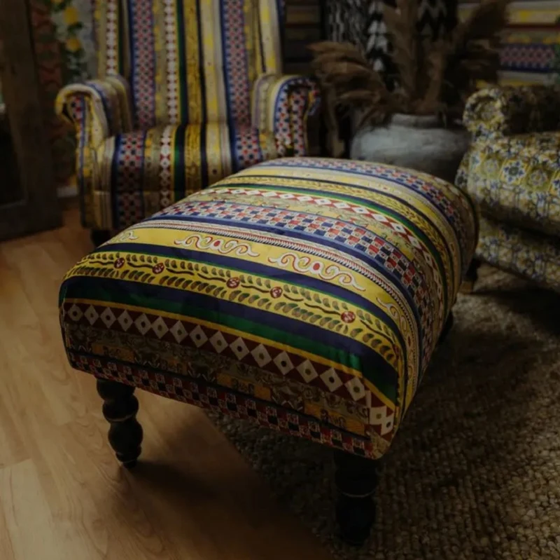 Casa Padrino Luxus Fußhocker mit Streifen Mehrfarbig / Schwarz 77 x 55 x H. 45 cm - Rechteckiger Samt Hocker - Wohnzimmer Möbel - Hotel Möbel - Luxus Möbel - Luxus Einrichtung