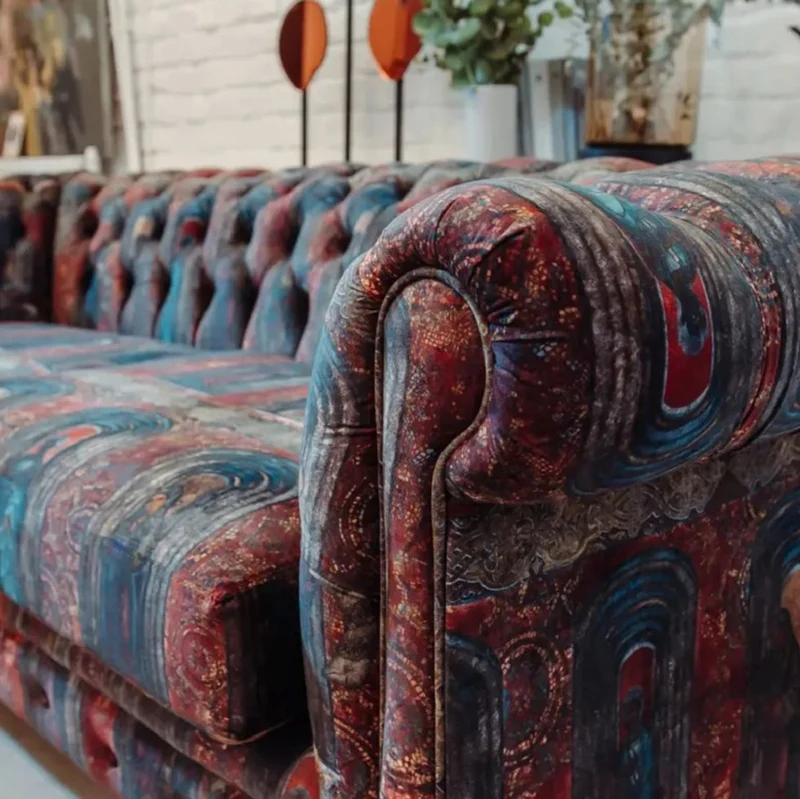 Casa Padrino Luxus Chesterfield Samt Sofa Mehrfarbig / Schwarz 220 x 96 x H. 78 cm - Wohnzimmer Sofa - Hotel Sofa - Wohnzimmer Möbel - Chesterfield Möbel - Luxus Möbel - Luxus Einrichtung
