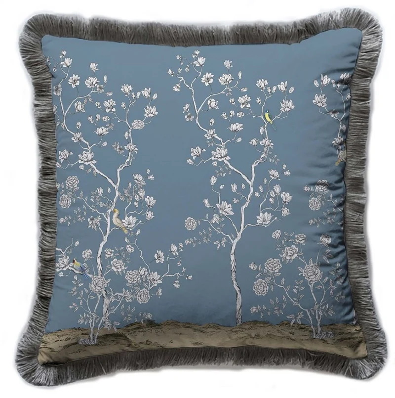 Casa Padrino Luxus Deko Kissen Sträucher mit Blumen & Vögel Blau / Mehrfarbig / Grau 45 x 45 cm - Bedrucktes Samt Kissen mit Fransen - Luxus Deko Accessoires