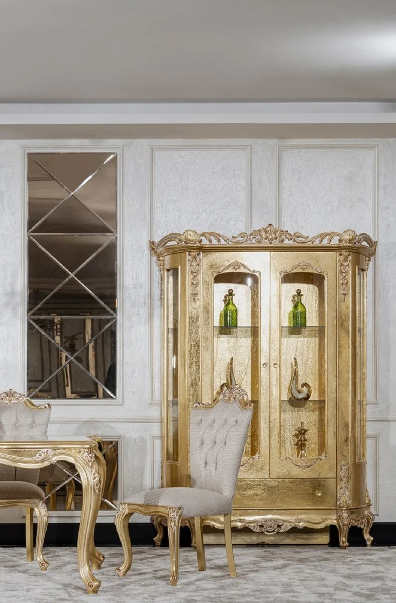 Casa Padrino Luxus Barock Vitrine Gold - Handgefertigter Massivholz Vitrinenschrank mit 2 Glastüren und Schublade - Luxus Möbel im Barockstil - Barock Möbel - Edel & Prunkvoll