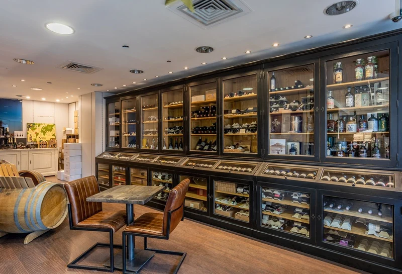 Casa Padrino Landhausstil Weinschrank Antik Schwarz / Naturfarben 600 x 70 x H. 240 cm - Riesiger Massivholz Barschrank - Massivholz Schrank im Landhausstil - Bar Möbel - Landhausstil Möbel