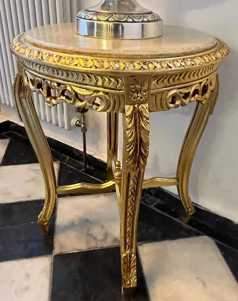 Casa Padrino Barock Beistelltisch Gold / Grau - Runder Antik Stil Tisch mit Marmorplatte - Barockstil Wohnzimmer Möbel im Barockstil - Barock Möbel