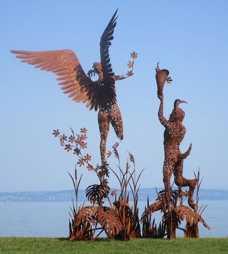 Casa Padrino Luxus Deko Skulptur Engel und Pan Rost 325 x 173 x H. 370 cm - Riesige Metall Skulptur - Riesige Garten Deko Figur - Garten Skulpturen - Metall Skulpturen