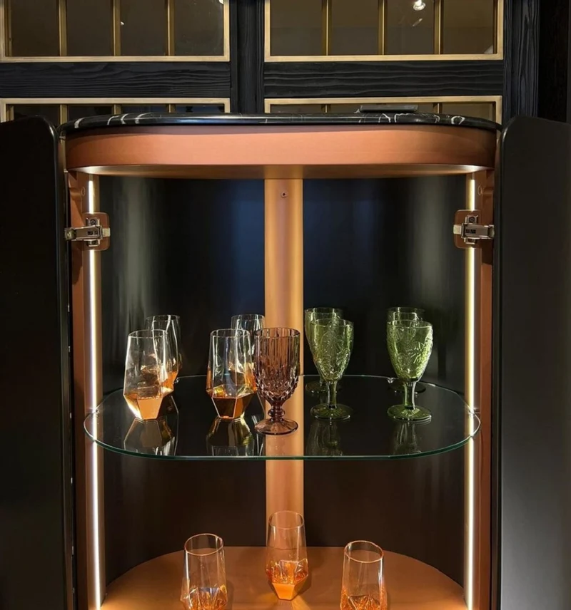 Casa Padrino Luxus Barschrank Schwarz / Kupfer 80 x 50 x H. 165 cm - Beleuchteter Massivholz Weinschrank mit 2 Türen - Wohnzimmer Möbel - Bar Möbel - Hotel Möbel - Luxus Kollektion