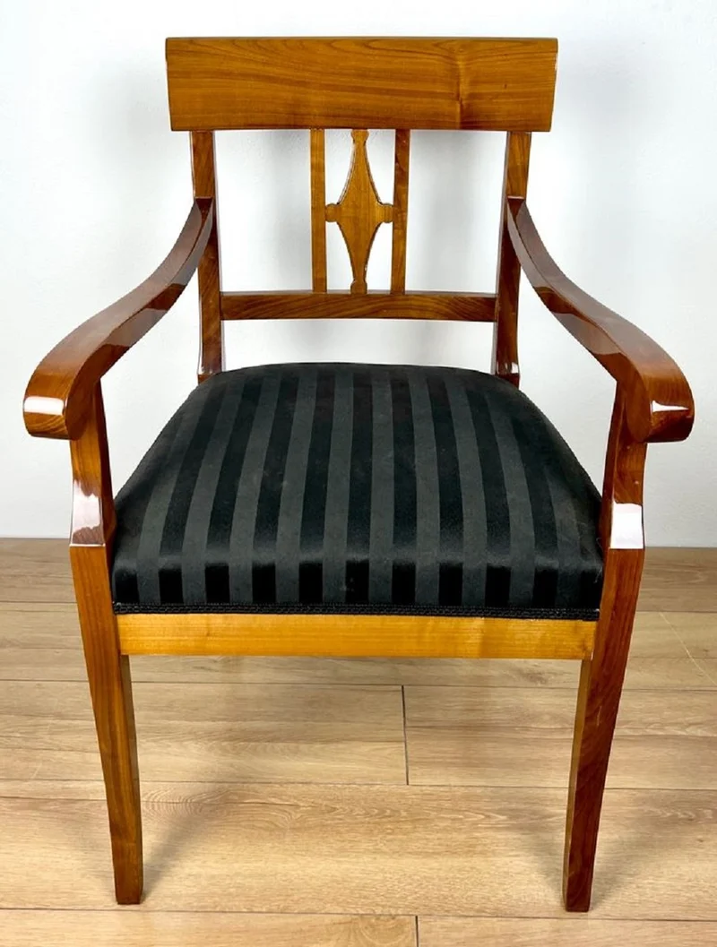 Casa Padrino Luxus Biedermeier Esszimmer Stuhl mit Armlehnen und Streifen Braun / Schwarz 59 x H. 94 cm - Massivholz Küchen Stuhl - Massivholz Esszimmer Möbel - Biedermeier Esszimmer Möbel
