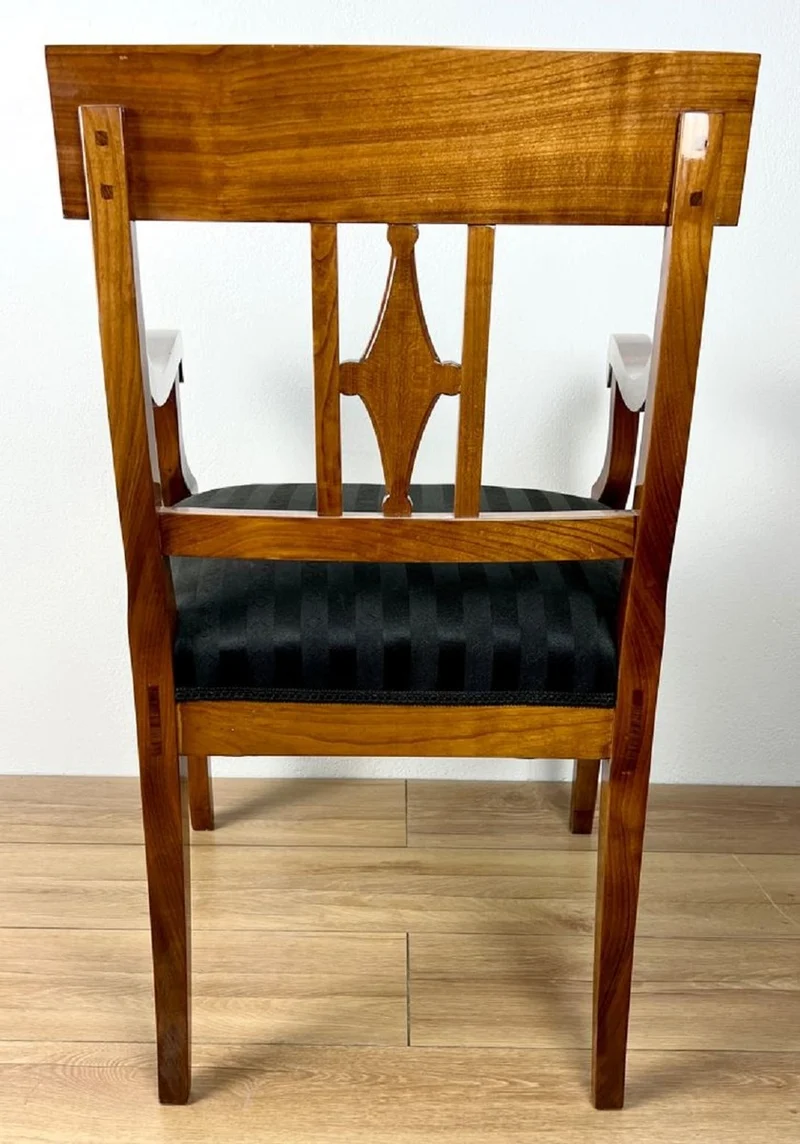 Casa Padrino Luxus Biedermeier Esszimmer Stuhl mit Armlehnen und Streifen Braun / Schwarz 59 x H. 94 cm - Massivholz Küchen Stuhl - Massivholz Esszimmer Möbel - Biedermeier Esszimmer Möbel