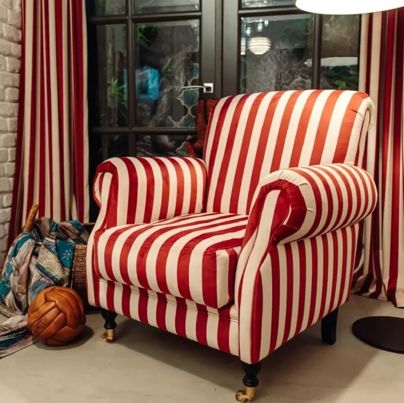 Casa Padrino Luxus Samt Sessel mit Streifen Rot / Weiß / Schwarz / Messing 82 x 91 x H. 94 cm - Wohnzimmer Sessel - Hotel Sessel - Wohnzimmer Möbel - Hotel Möbel - Luxus Möbel - Luxus Einrichtung