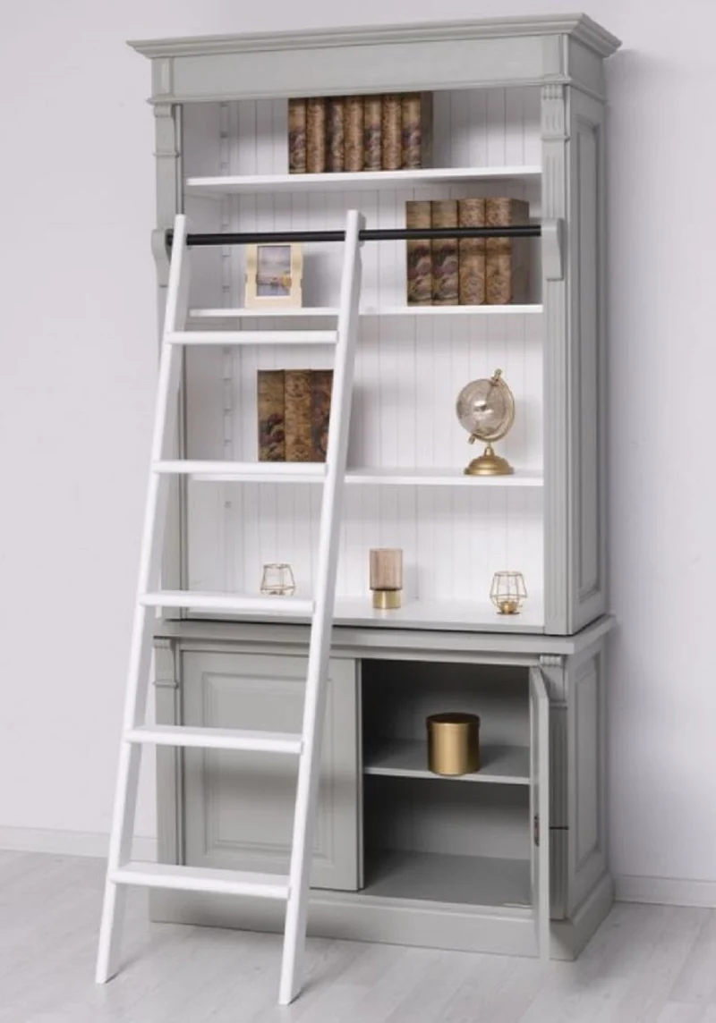 Casa Padrino Landhausstil Bücherschrank mit Leiter Grau / Weiß 120 x 51 x H. 228 cm - Massivholz Schrank - Regalschrank - Wohnzimmerschrank - Büroschrank - Landhausstil Möbel