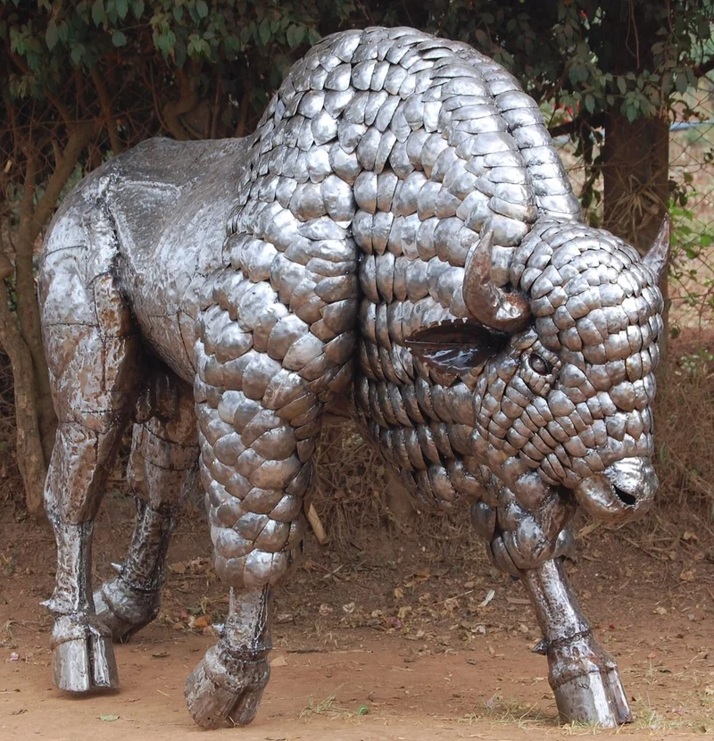 Casa Padrino Luxus XXL Garten Deko Skulptur Bison Silber 312 x 130 x H. 207 cm - Riesige XXL Garten Deko Metall Figur - Luxus Garten Deko Accessoires