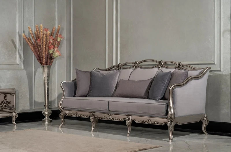 Casa Padrino Luxus Barock Wohnzimmer Sofa Grau / Silber - Handgefertigtes Barockstil Sofa mit dekorativen Kissen - Luxus Wohnzimmer Möbel im Barockstil - Barock Möbel - Edel & Prunkvoll