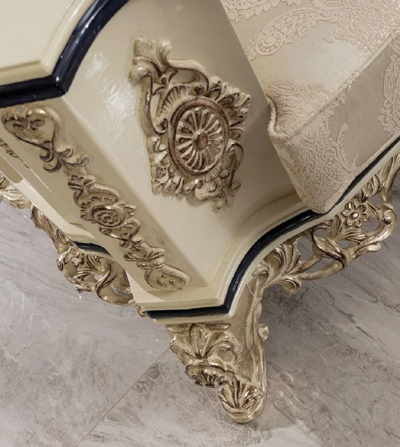 Casa Padrino Luxus Barock Wohnzimmer Set Weiß / Creme / Schwarz / Antik Gold - 2 Barock Sofas & 2 Barock Sessel & 1 Barock Couchtisch - Luxus Wohnzimmer Möbel im Barockstil - Barock Möbel