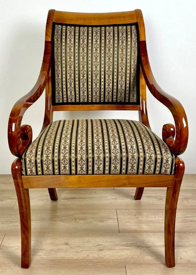 Casa Padrino Luxus Biedermeier Esszimmer Stuhl mit Armlehnen und Streifen Braun / Beige / Schwarz 60 x H. 95 cm - Massivholz Küchen Stuhl - Massivholz Esszimmer Möbel - Biedermeier Esszimmer Möbel