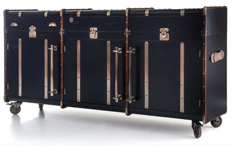 Casa Padrino Luxus Sideboard in Koffer Optik Schwarz / Braun / Messing 200 x 48 x H. 101 cm - Massivholz Kofferschrank mit Rollen - Büro Schrank - Wohnzimmer Schrank - Luxus Möbel