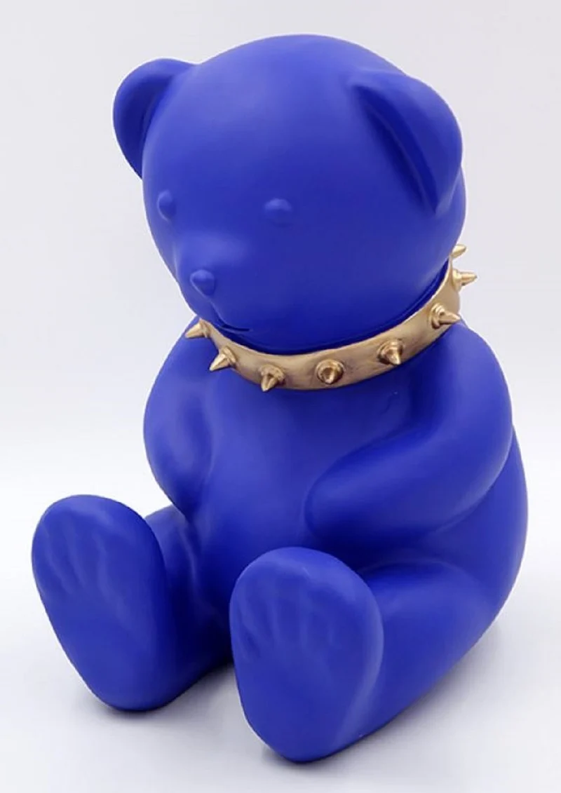 Casa Padrino Luxus Designer Dekofigur Teddybär mit Halsband Blau / Gold H. 31 cm - Kunstharz Deko Skulptur - Luxus Deko Figur - Designer Deko Figur - Luxus Accessoires