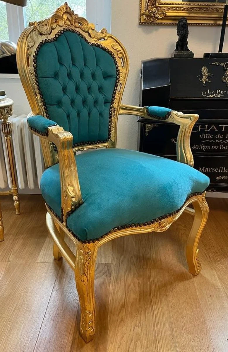Casa Padrino Barock Esszimmer Stuhl mit Armlehnen Türkis / Gold - Handgefertigter Antik Stil Massivholz Stuhl mit edlem Samtstoff - Esszimmer Möbel im Barockstil - Barock Möbel