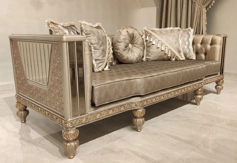 Casa Padrino Luxus Barock Sofa Gold / Grau / Gold - Prunkvolles Wohnzimmer Sofa - Barockstil Wohnzimmer Möbel - Luxus Möbel im Barockstil - Barock Einrichtung - Edel & Prunkvoll