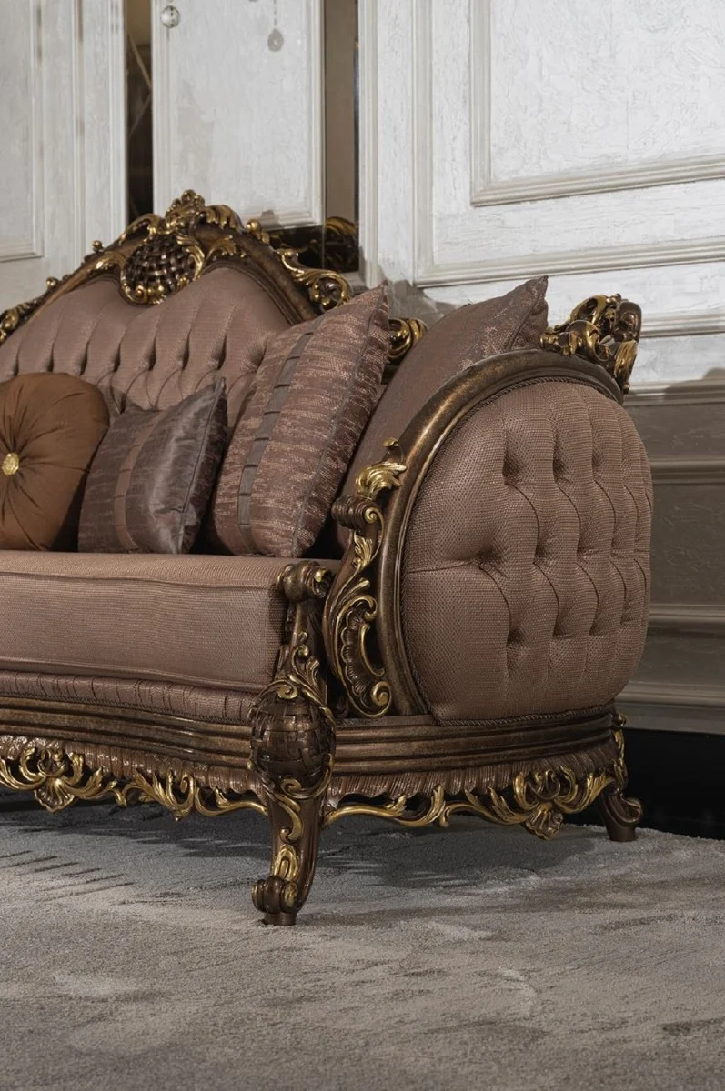 Casa Padrino Luxus Barock Wohnzimmer Sofa Grau / Braun / Gold - Handgefertigtes Barockstil Sofa mit dekorativen Kissen - Luxus Wohnzimmer Möbel im Barockstil - Barock Möbel - Edel & Prunkvoll