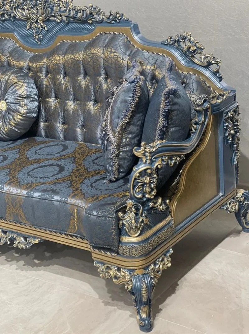 Casa Padrino Luxus Barock Sofa Blau / Gold - Prunkvolles Wohnzimmer Sofa mit elegantem Muster - Barockstil Wohnzimmer Möbel - Luxus Möbel im Barockstil - Edel & Prunkvoll