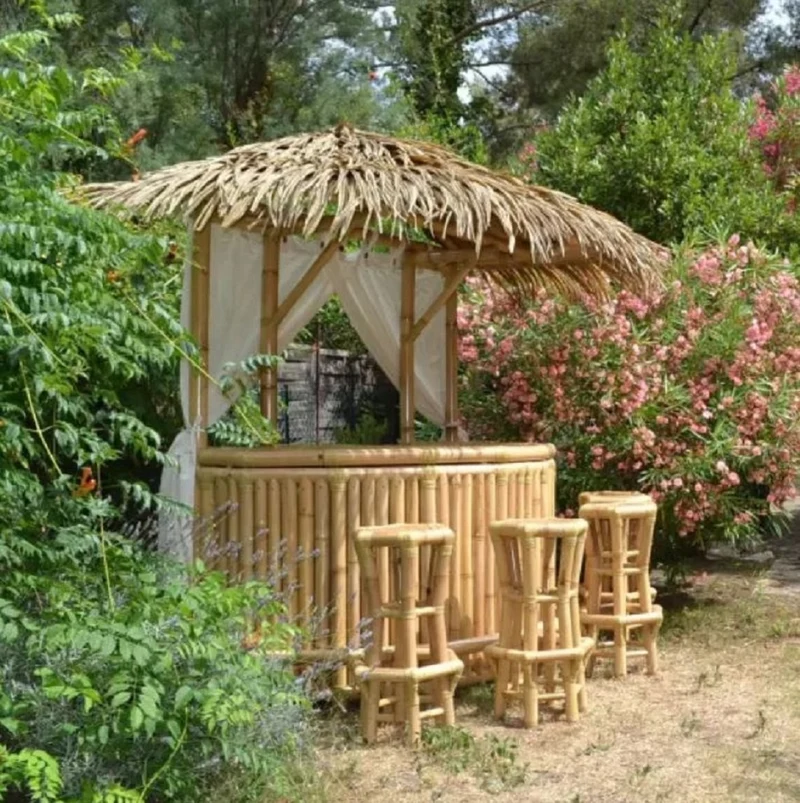 Casa Padrino Luxus Bambus Gartenbar Set Naturfarben 200 x 100 x H. 270 cm - 1 Halbrunde Cocktailbar mit Dach & 4 Barhocker - Garten Möbel - Bambus Möbel