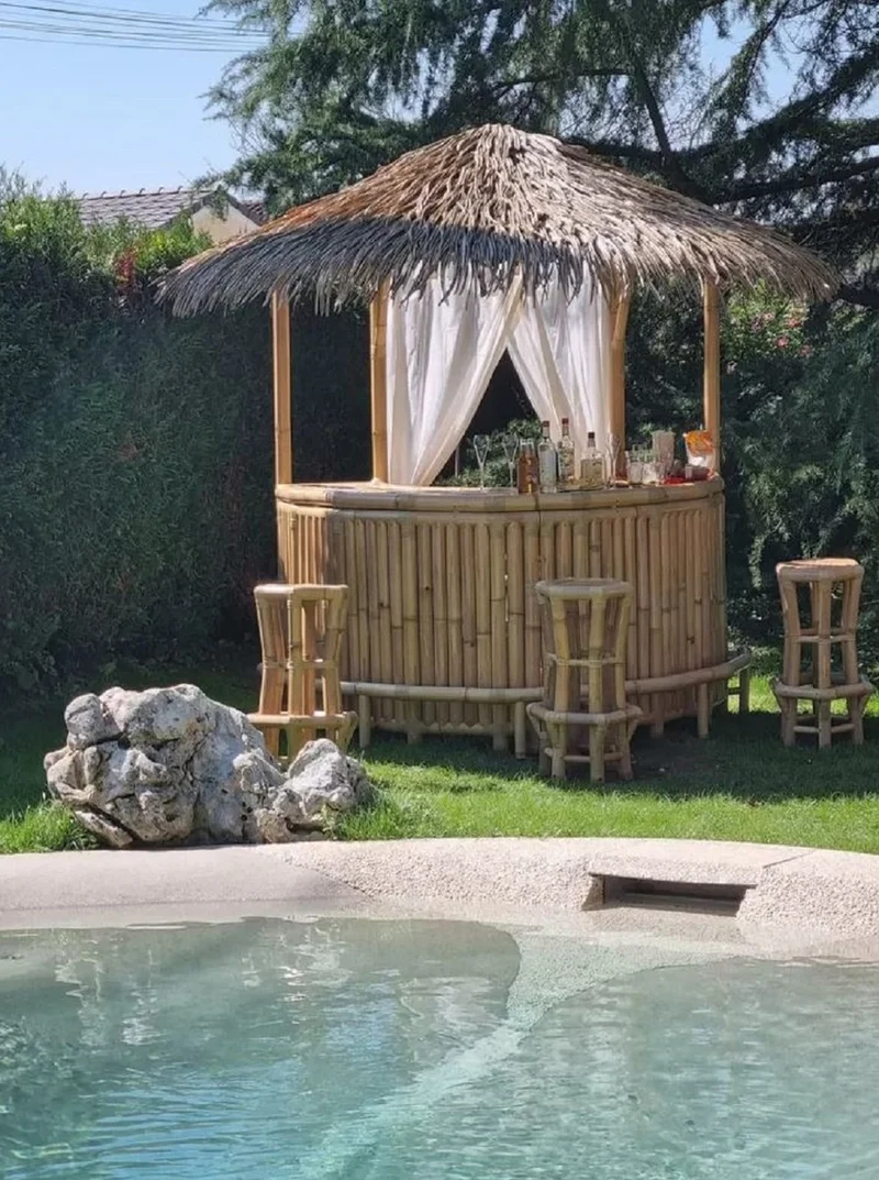 Casa Padrino Luxus Bambus Gartenbar Set Naturfarben 200 x 100 x H. 270 cm - 1 Halbrunde Cocktailbar mit Dach & 4 Barhocker - Garten Möbel - Bambus Möbel