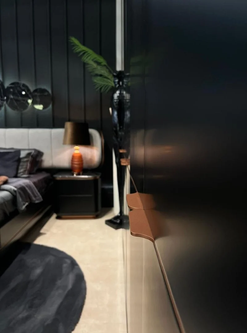 Casa Padrino Luxus Schlafzimmerschrank Schwarz / Kupfer 280 x 62 x H. 238 cm - Massivholz Kleiderschrank mit 6 Türen - Schlafzimmer Möbel - Hotel Möbel - Luxus Möbel