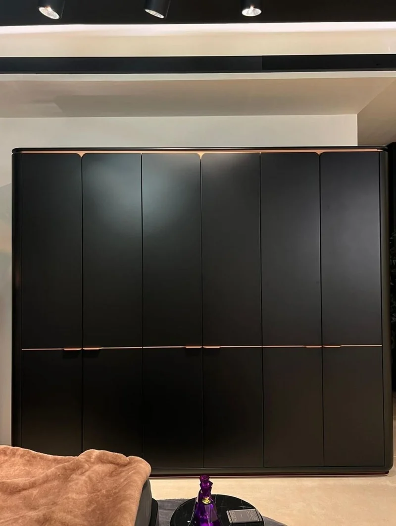 Casa Padrino Luxus Schlafzimmerschrank Schwarz / Kupfer 280 x 62 x H. 238 cm - Massivholz Kleiderschrank mit 6 Türen - Schlafzimmer Möbel - Hotel Möbel - Luxus Möbel