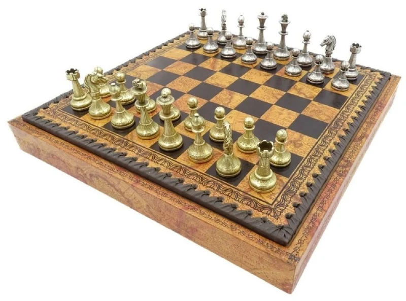 Casa Padrino Luxus Schach Set Braun / Schwarz / Gold / Silber 28 x 28 x H. 3,5 cm - Luxus Schachspiel - Leder ähnliches Schachbrett mit Metall Schachfiguren - Luxus Deko Accessoires