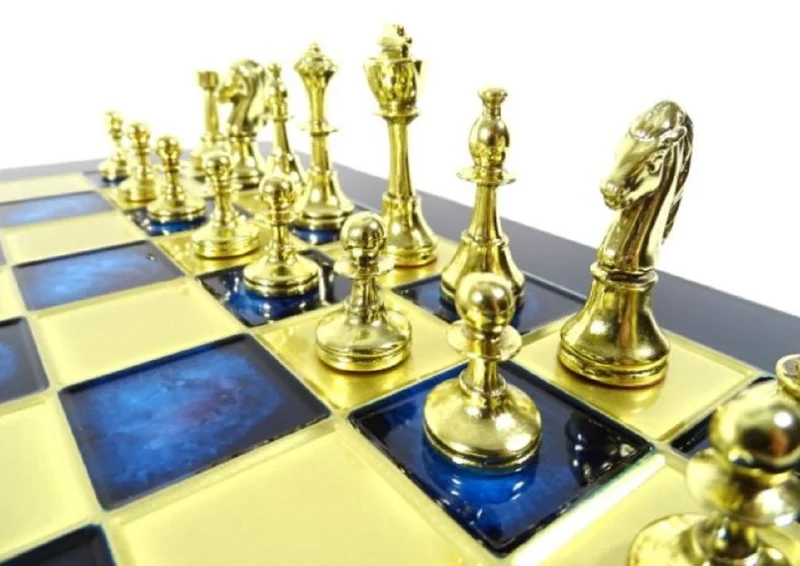 Casa Padrino Luxus Schach Set Schwarz / Blau / Gold / Silber / Messing 36 x 36 cm - Modernes Schachspiel - Handbemaltes Messing Schachbrett mit Metall Schachfiguren - Luxus Deko Accessoires