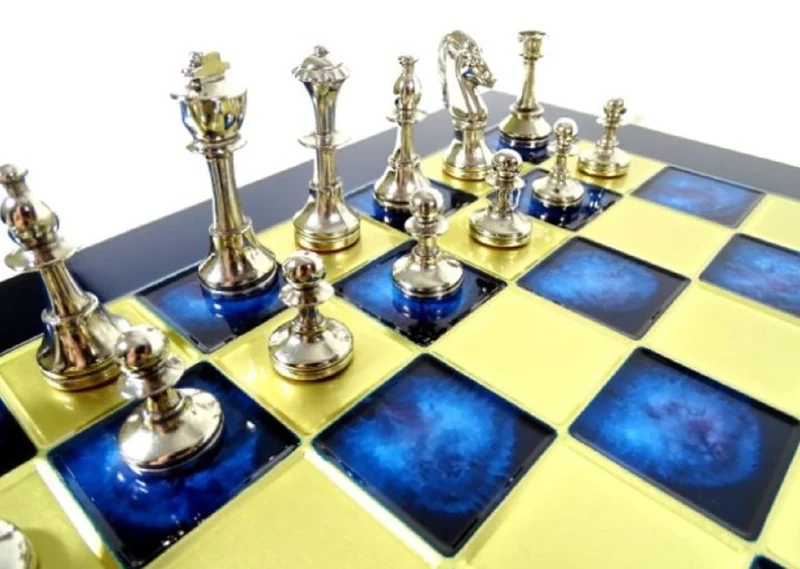 Casa Padrino Luxus Schach Set Schwarz / Blau / Gold / Silber / Messing 36 x 36 cm - Modernes Schachspiel - Handbemaltes Messing Schachbrett mit Metall Schachfiguren - Luxus Deko Accessoires