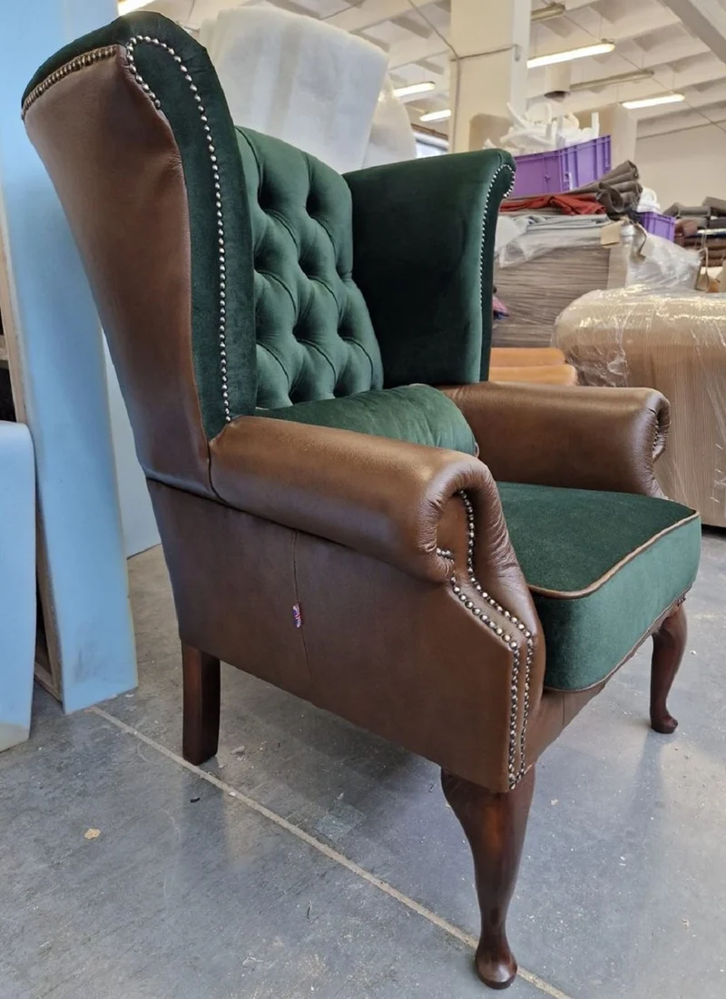 Casa Padrino Luxus Chesterfield Ohrensessel Grün / Braun 98 x 90 x H. 110 cm - Chesterfield Wohnzimmer Sessel mit Glitzersteinen - Wohnzimmer Möbel - Chesterfield Möbel - Luxus Möbel