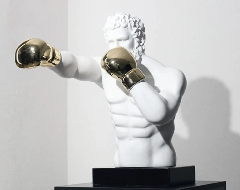 Casa Padrino Luxus Designer Deko Skulptur Boxer Weiß / Gold / Schwarz 31 x 52 x H. 56 cm - Kunstharz Deko Figur mit Sockel - Wohnzimmer Deko - Luxus Designer Deko Accessoires - Luxus Qualität