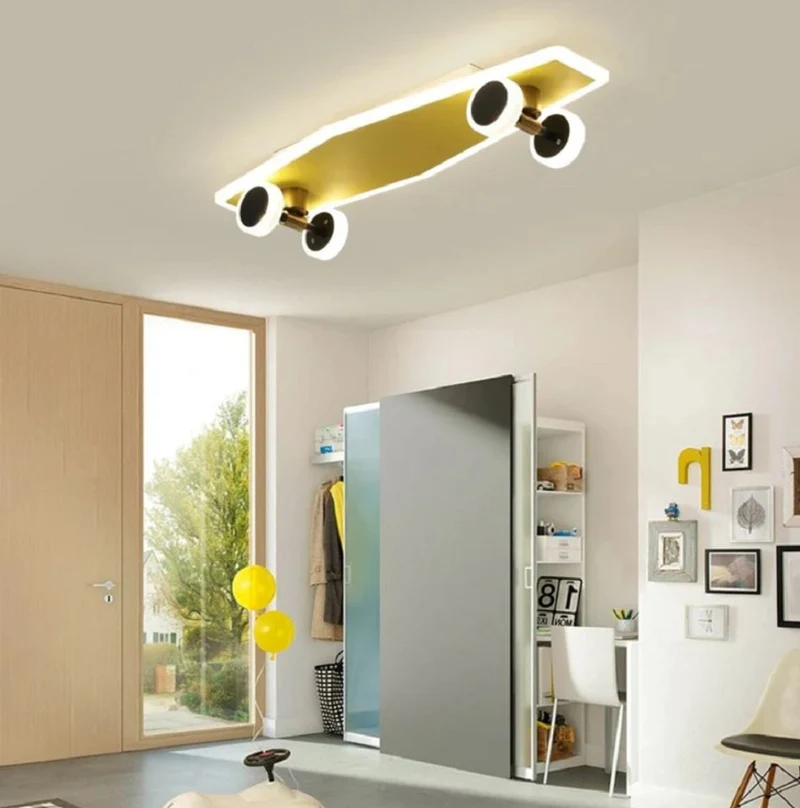 Casa Padrino Luxus Deckenleuchte in Skateboard Form Gold 60 x 20 cm - LED Skateboard Deckenlampe - Skateboard Deckenleuchten - Luxus Deckenleuchten - Luxus Interior