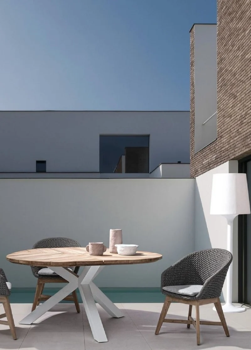 Casa Padrino Luxus Gartentisch Naturfarben / Weiß Ø 160 x H. 77 cm - Garten Esstisch mit Teakholz Tischplatte und Aluminium Beinen - Garten & Terrassen Tisch - Luxus Garten & Terrassen Möbel