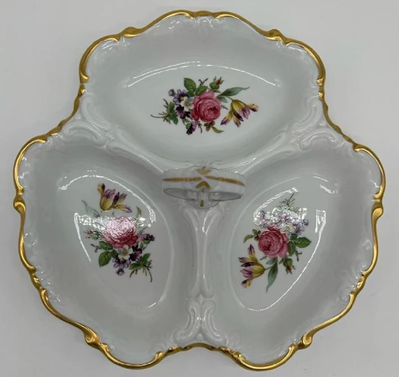 Casa Padrino Luxus Barock Porzellan Servierschale mit Tragegriff Weiß / Mehrfarbig / Gold Ø 25 cm - Gebäck & Nuss Schale - Luxus Barock Accessoires - Reichenbach Porzellan - Made in Germany