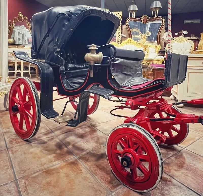 Casa Padrino Barock Kinder Pferdekutsche Schwarz / Rot - Prunkvolle Kinder Kutsche im Barockstil - Handgfertigte Barockstil Kutsche - Barock Deko Accessoires - Barock Möbel - Edel & Prunkvoll