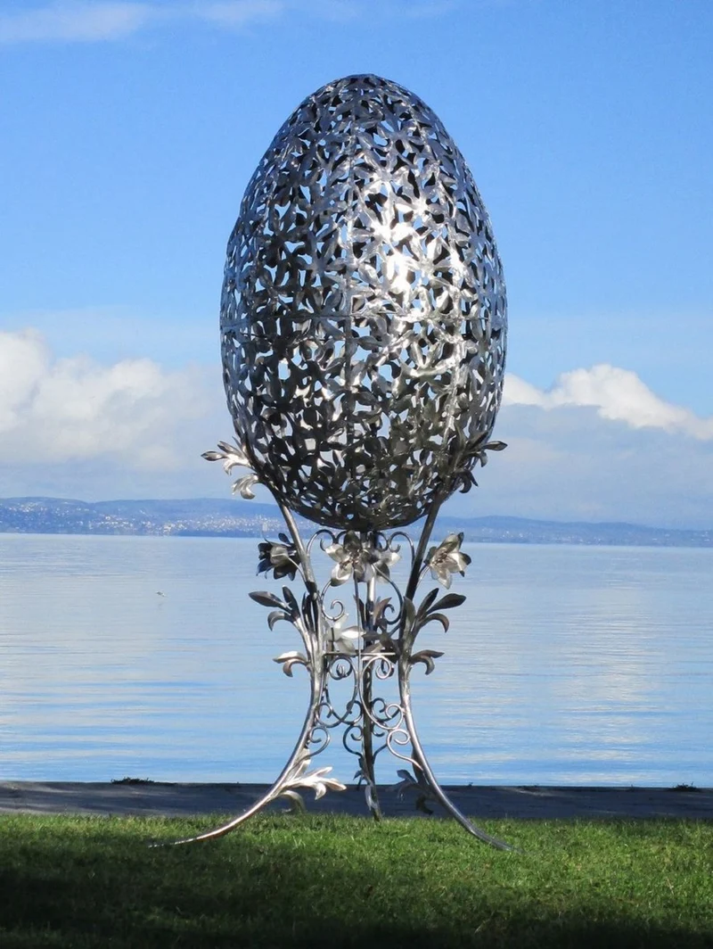 Casa Padrino Luxus Barock XXL Edelstahl Garten Skulptur Ei Silber 107 x 95 x H. 200 cm - Riesige XXL Garten Deko - Luxus Outdoor Deko - Luxus Garten Deko Accessoires