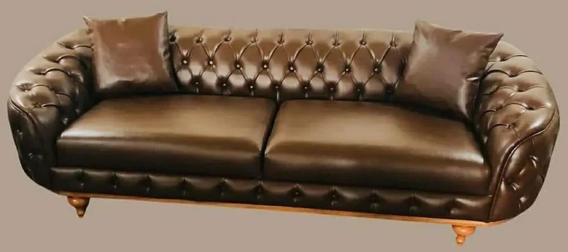 Casa Padrino Luxus Chesterfield Kunstleder Sofa Dunkelbraun / Naturfarben - Wohnzimmer Sofa - Wohnzimmer Möbel - Luxus Möbel - Wohnzimmer Einrichtung - Luxus Einrichtung - Möbel Luxus
