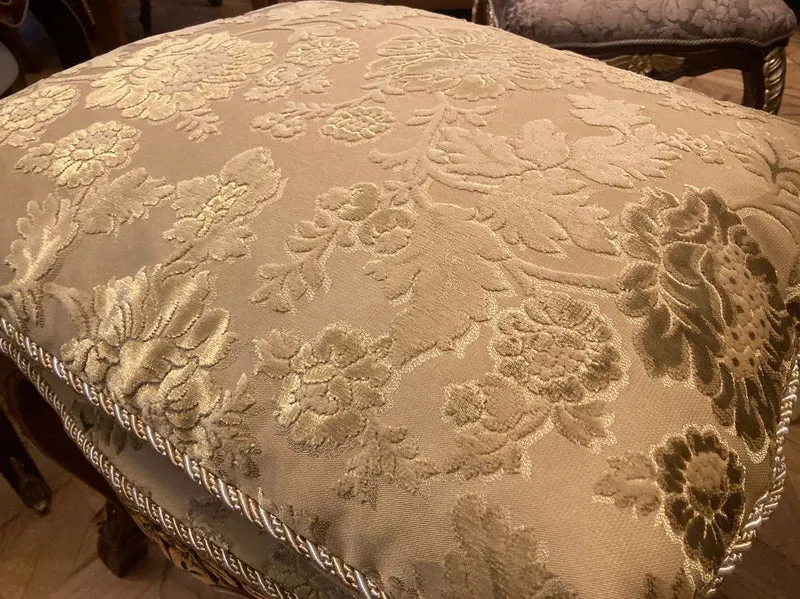 Pompöös by Casa Padrino Luxus Barock Sitzhocker mit Sitzkissen Beige Muster / Braun / Gold - Pompööser Barock Hocker designed by Harald Glööckler - Barock Möbel - Edel & Prunkvoll
