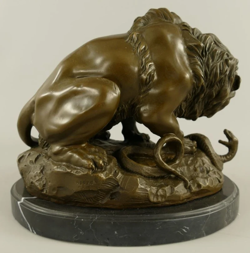 Casa Padrino Luxus Bronze Deko Skulptur Löwe und Schlange Bronze / Schwarz 30 x 19 x H. 24 cm - Bronze Deko Figur - Schreibtisch Deko - Deko Accessoires - Luxus Accessoires