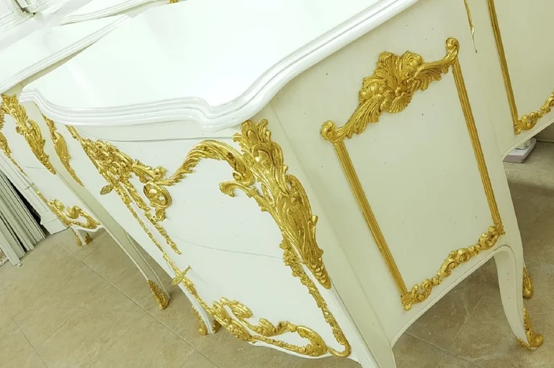 Casa Padrino Luxus Barock Kommode Weiß / Gold - Handgefertigte Massivholz Kommode mit 2 Schubladen - Luxus Möbel im Barockstil - Barock Möbel - Luxus Qualität - Made in Italy