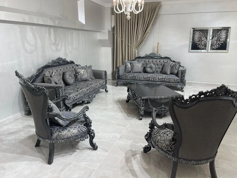 Casa Padrino Luxus Barock Wohnzimmer Set Grau / Silber - 2 Barock Sofas & 2 Barock Sessel & 1 Barock Couchtisch - Luxus Wohnzimmer Möbel im Barockstil - Barock Möbel - Edel & Prunkvoll