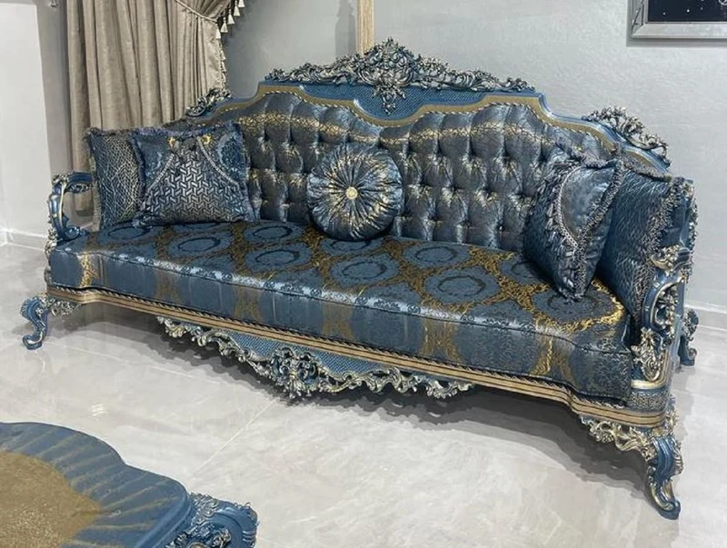 Casa Padrino Luxus Barock Wohnzimmer Set Blau / Gold - 2 Barock Sofas & 2 Barock Sessel & 1 Barock Couchtisch - Luxus Wohnzimmer Möbel im Barockstil - Barock Möbel - Edel & Prunkvoll