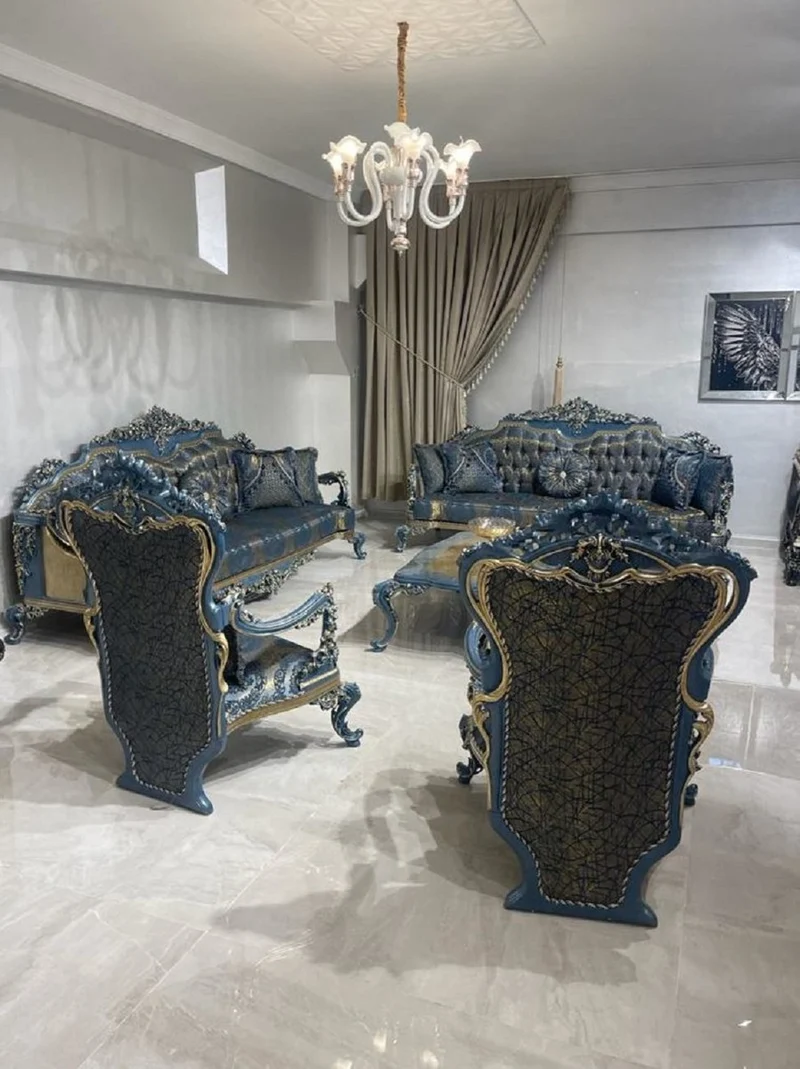 Casa Padrino Luxus Barock Wohnzimmer Set Blau / Gold - 2 Barock Sofas & 2 Barock Sessel & 1 Barock Couchtisch - Luxus Wohnzimmer Möbel im Barockstil - Barock Möbel - Edel & Prunkvoll